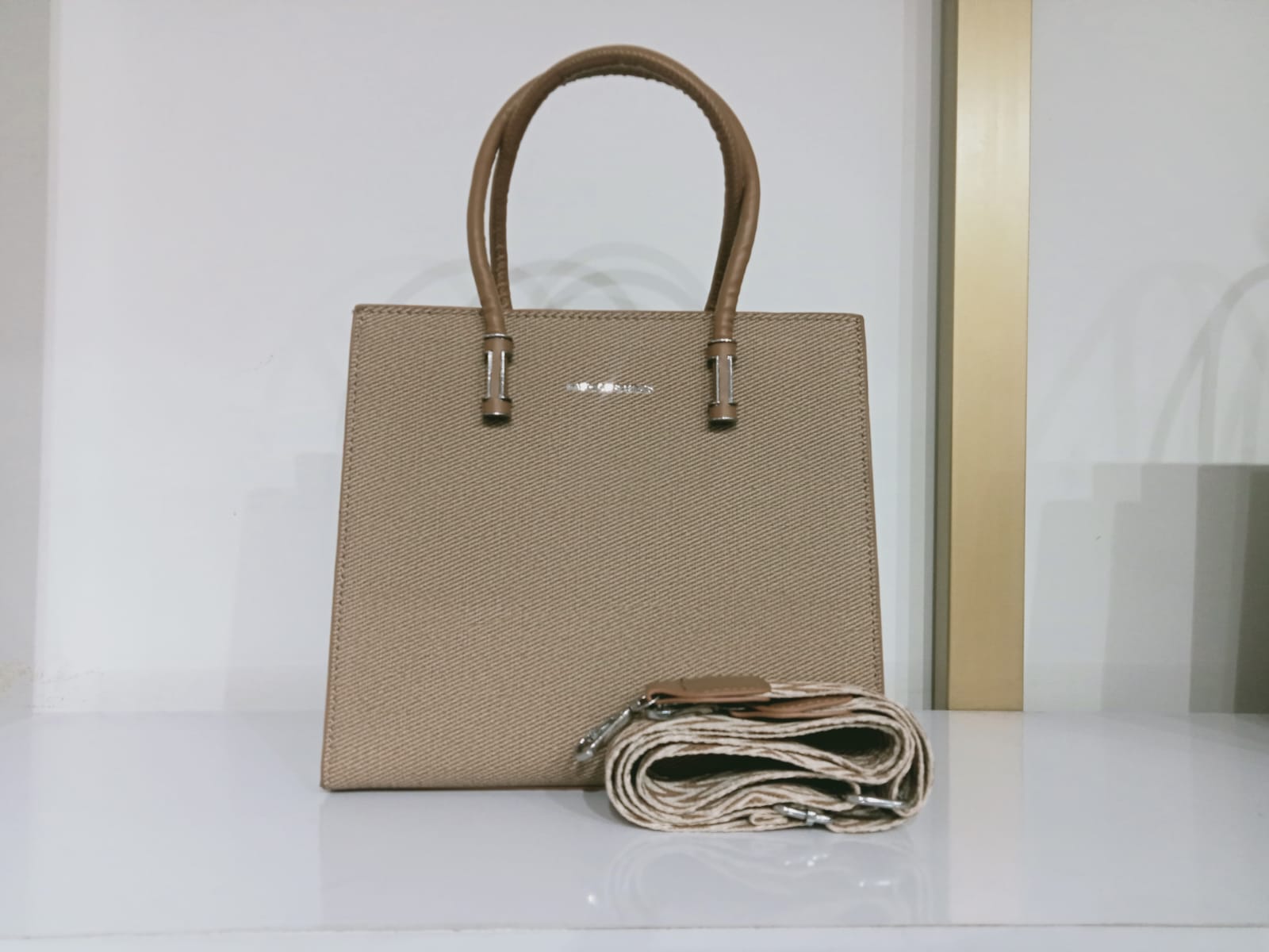 Elegant Handbag with Stylish Shoulder Strap – Premium Textured Tote Bag