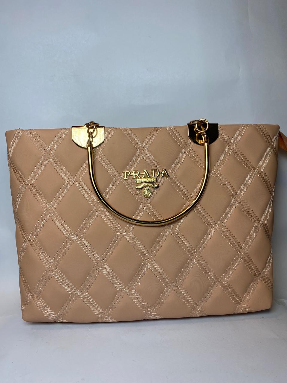 Luxury Quilted Handbag for Women – Elegant Tote Bag with Gold Handle