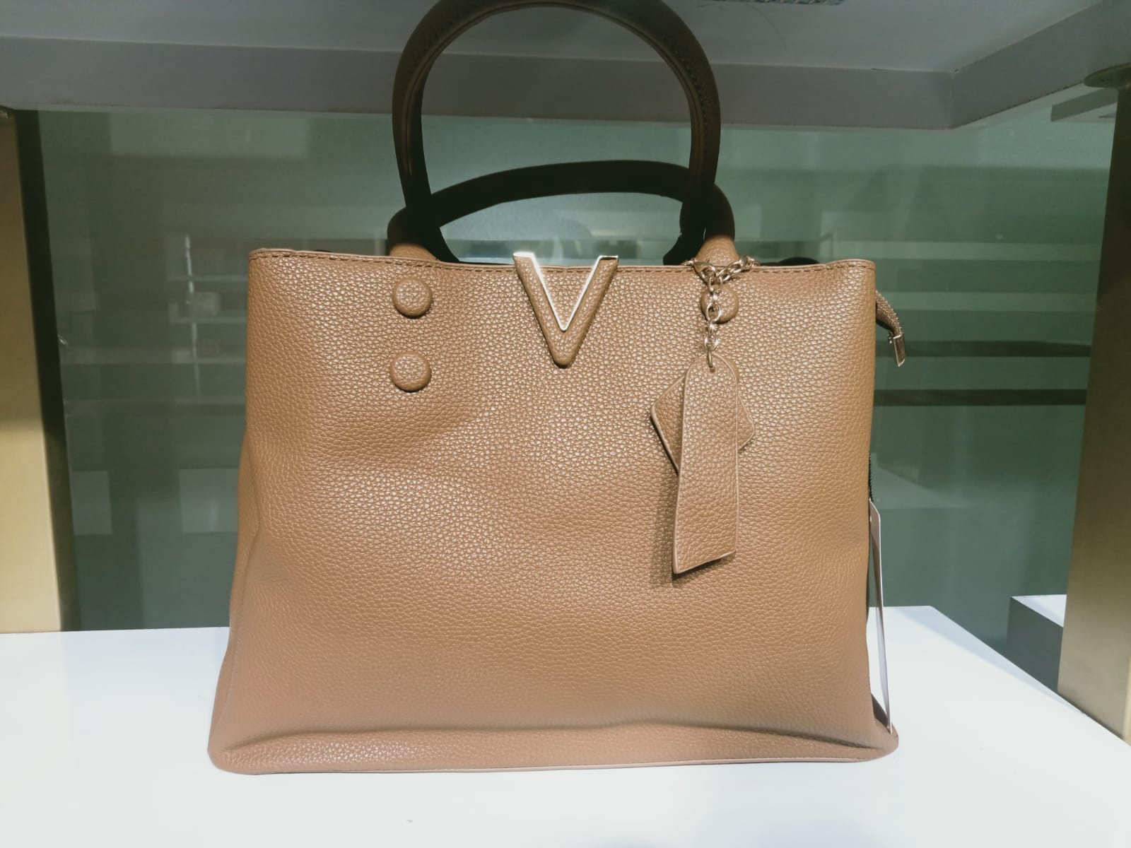 Classic Leather Handbag – Elegant Tote Bag with Gold Charm