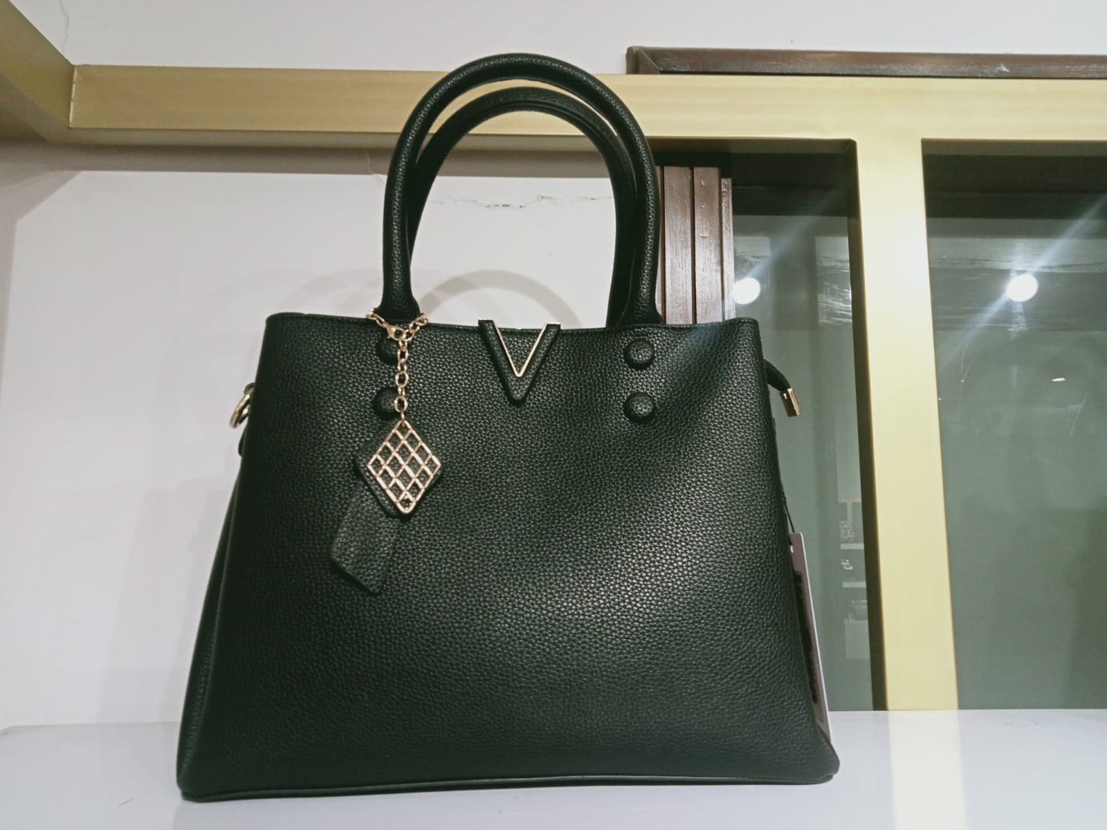 Classic Leather Handbag – Elegant Tote Bag with Gold Charm
