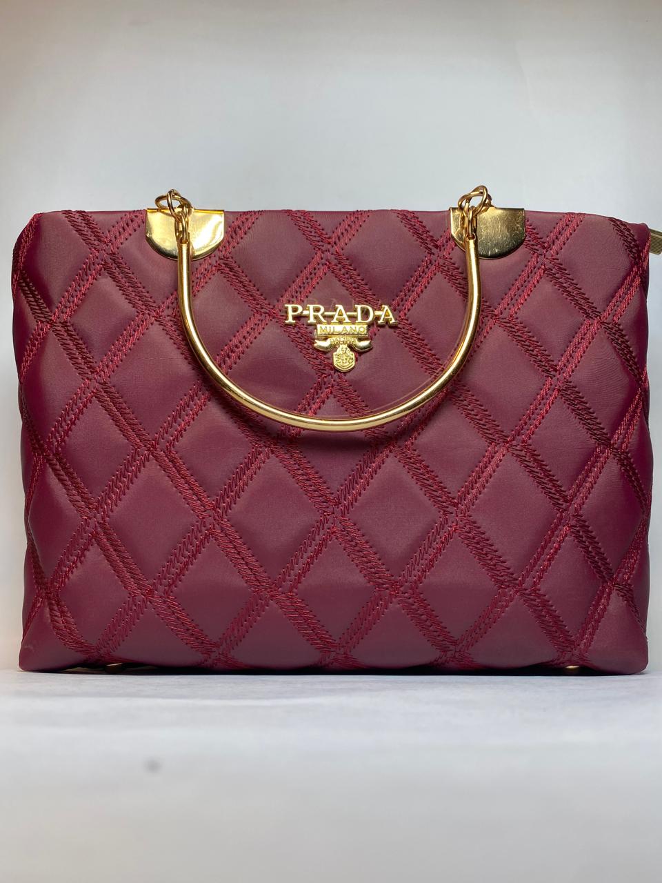 Luxury Quilted Handbag for Women – Elegant Tote Bag with Gold Handle