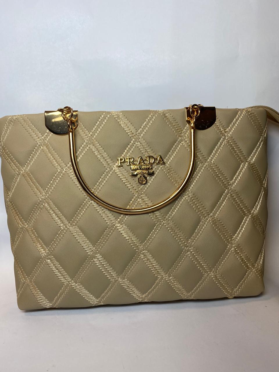 Luxury Quilted Handbag for Women – Elegant Tote Bag with Gold Handle