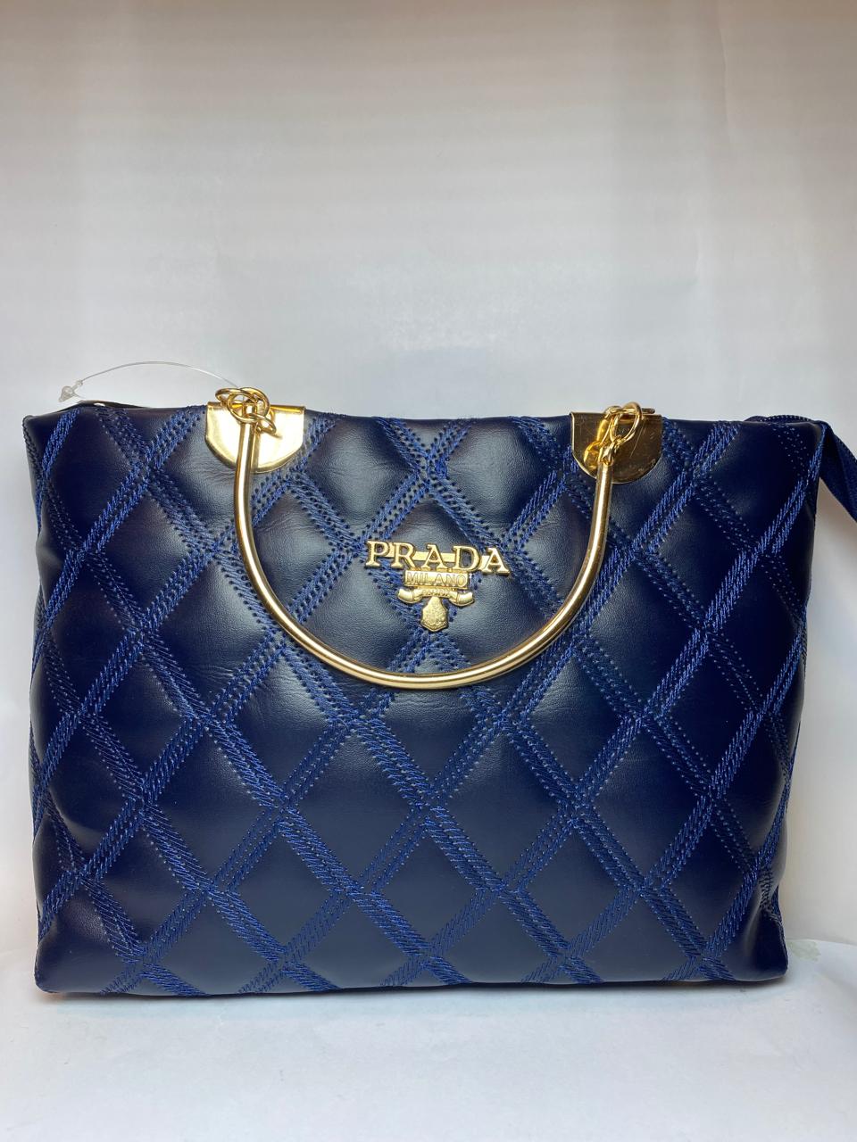 Luxury Quilted Handbag for Women – Elegant Tote Bag with Gold Handle