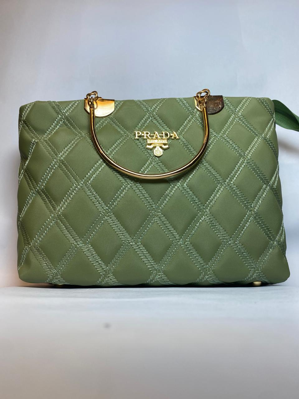 Luxury Quilted Handbag for Women – Elegant Tote Bag with Gold Handle